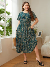 Robe mi-longue fleurie grande taille à col rond et manches courtes